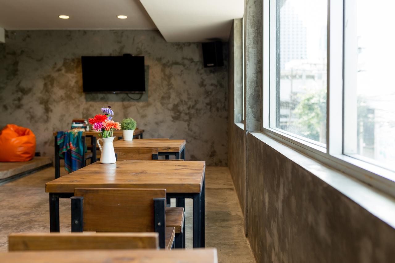 Revolution Hostel Asoke Bangkok Exterior foto