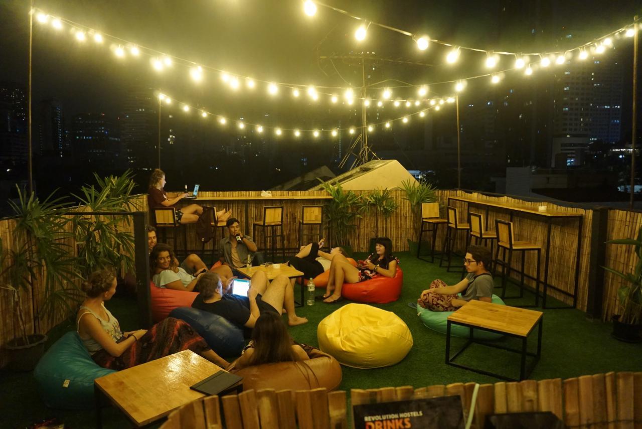 Revolution Hostel Asoke Bangkok Exterior foto